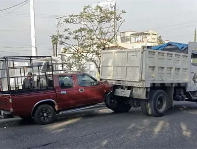 No mide su distancia y se estrella en cami&oacute;n volteo