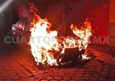 Autom&oacute;vil acaba como chatarra al incendiarse
