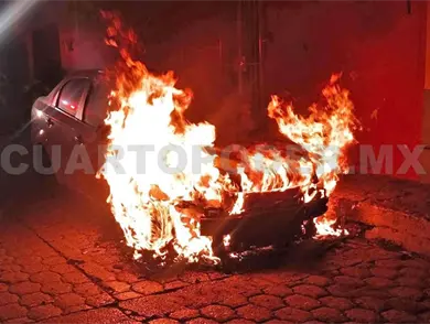 Autom&oacute;vil acaba como chatarra al incendiarse