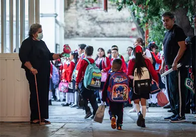 Estallan madres y padres por recorte escolar