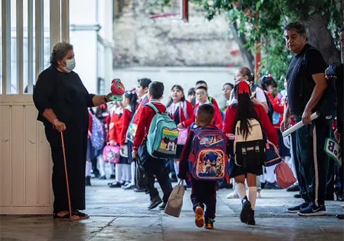 Estallan madres y padres por recorte escolar