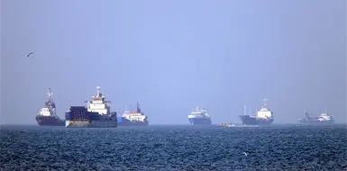 Atacan buques iran&iacute;es en Ormuz