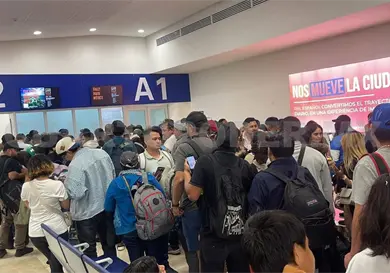 Pasajeros denuncian cancelaci&oacute;n de vuelos a Monterrey