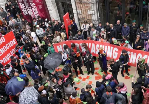 Protestan en Bienal de Venecia