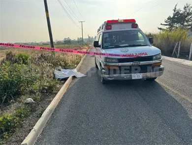 Muere al salirse de una curva y derrapar