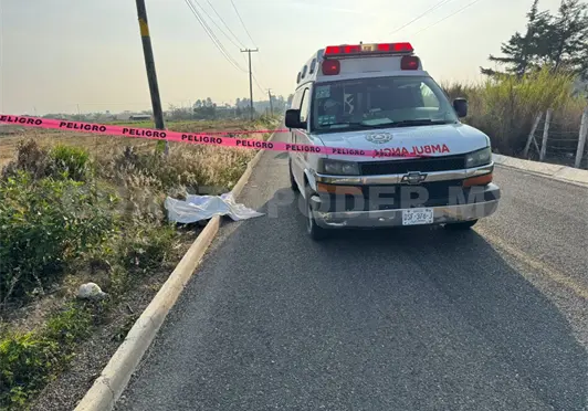 Muere al salirse de una curva y derrapar