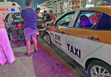 Encontronazo entre taxi y auto particular en cruce