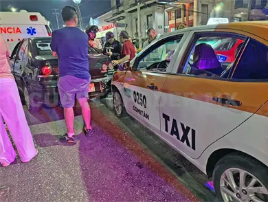Encontronazo entre taxi y auto particular en cruce