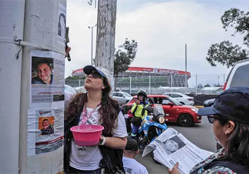 Tapizan calles con fichas de b&uacute;squeda