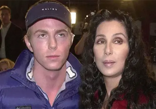 Cher habr&iacute;a suspendido apoyo a su hijo