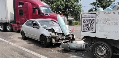 Tr&aacute;iler y cami&oacute;n le hacen "s&aacute;ndwich" a un autom&oacute;vil