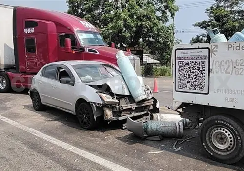 Tr&aacute;iler y cami&oacute;n le hacen "s&aacute;ndwich" a un autom&oacute;vil