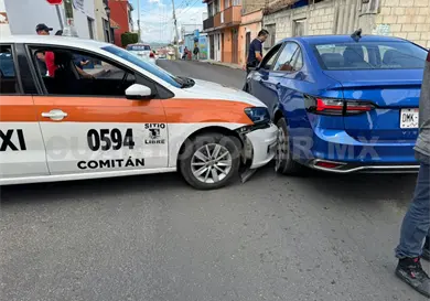 Se pasa el alto y un taxi lo impacta
