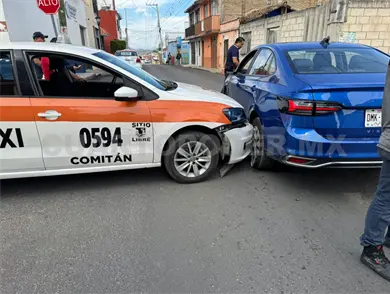 Se pasa el alto y un taxi lo impacta Se pasa el alto y un taxi lo impacta