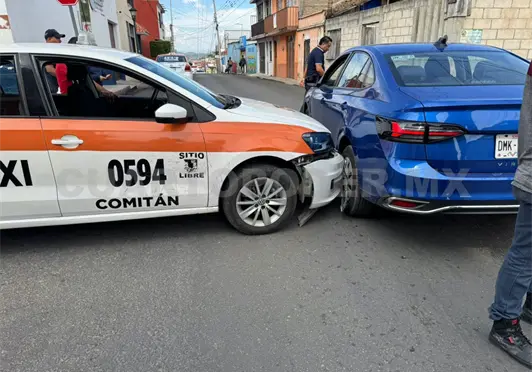 Se pasa el alto y un taxi lo impacta