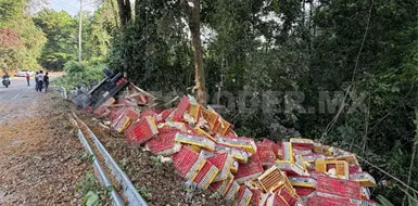 Fallece trailero al volcar en carretera fronteriza