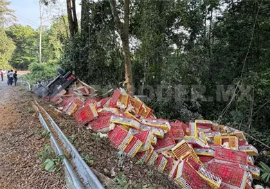 Fallece trailero al volcar en carretera fronteriza