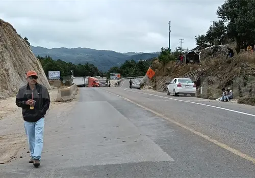 Maestros del NEI anuncian bloqueo carretero