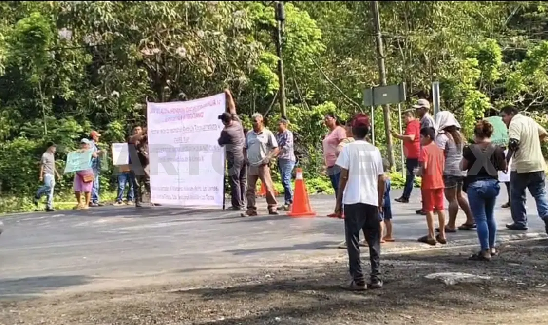 Aspecto del bloqueo en la carretera. Ramón García / CP