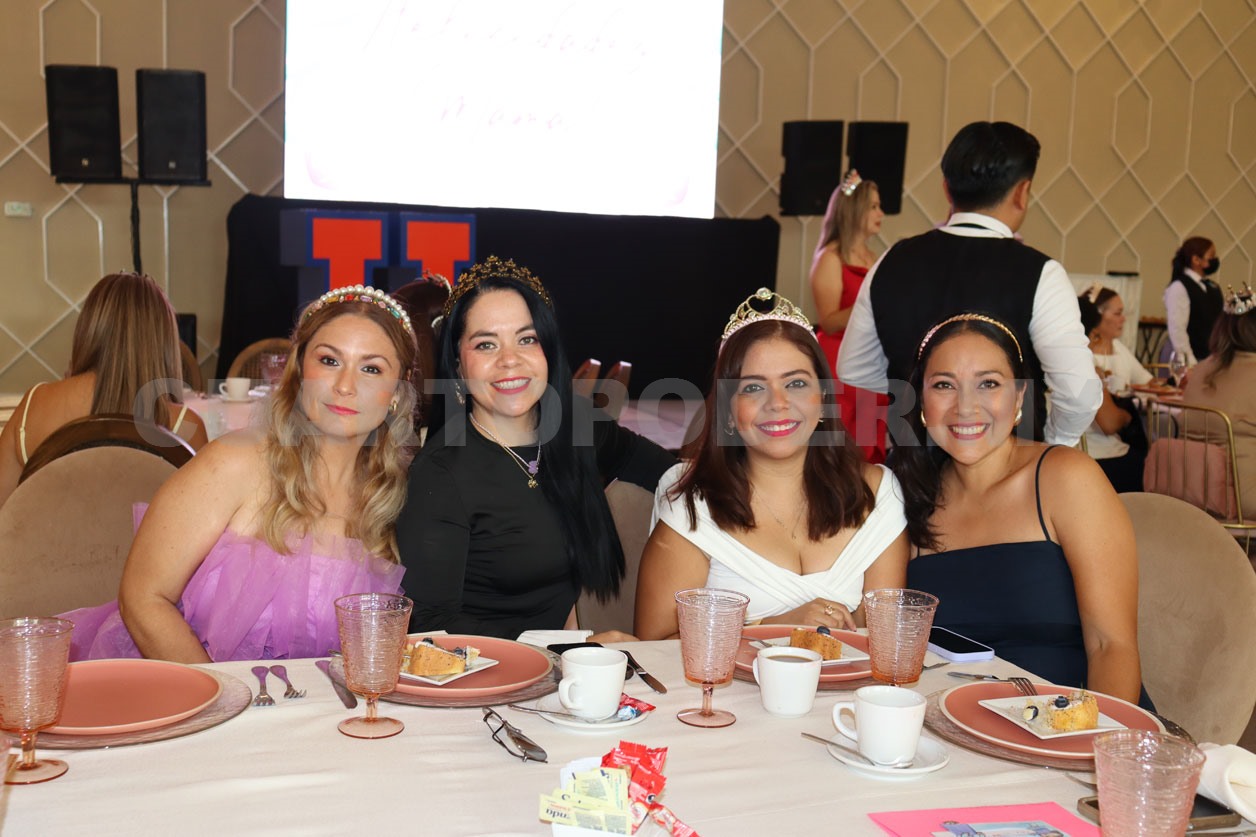 ¡Festejan a lo grande a mamá!