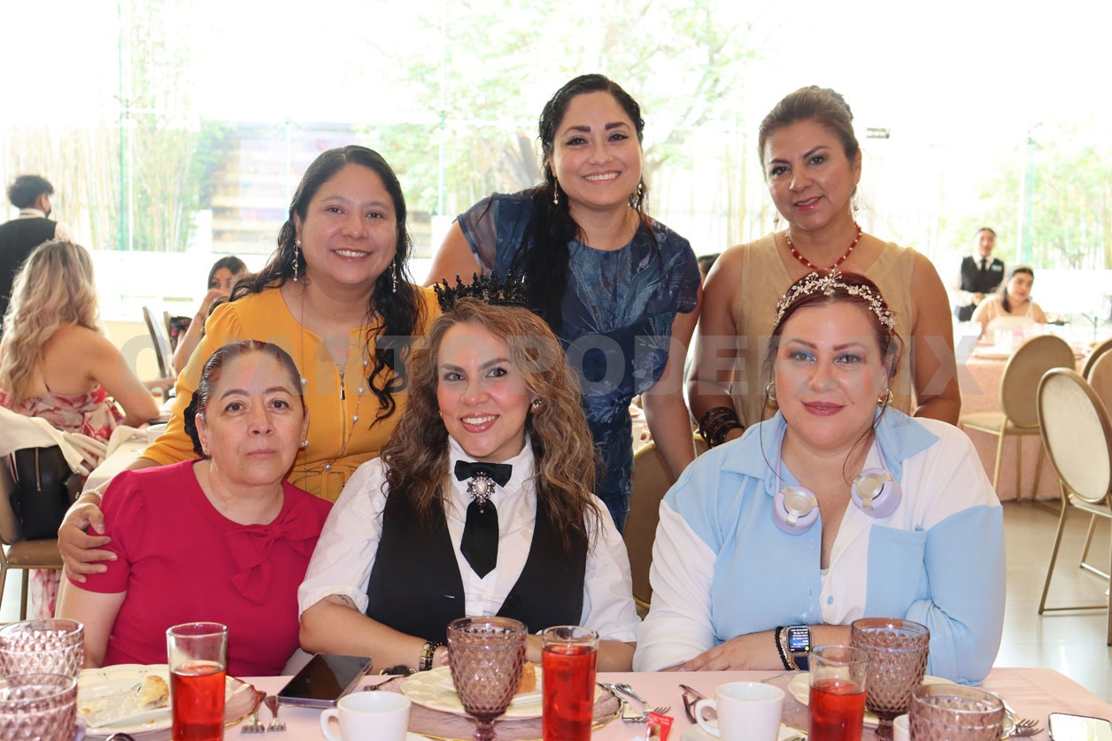 ¡Festejan a lo grande a mamá!