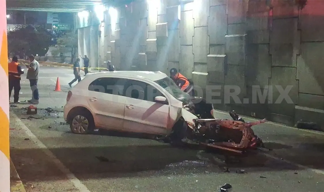 La fémina quedó prensada dentro del Volkswagen Gol al impactarse contra una pilastra del puente El Trébol. Ulises Villalobos / CP