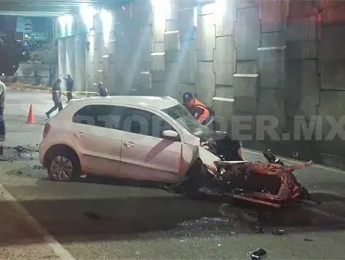 Queda prensada tras brutal choque en puente