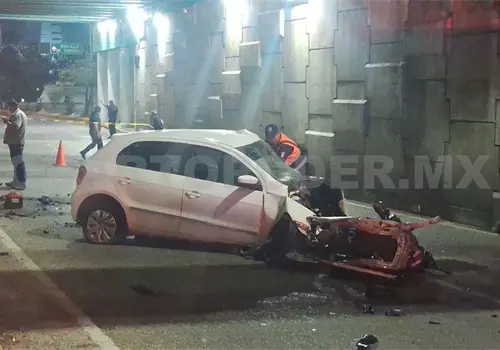 Queda prensada tras brutal choque en puente