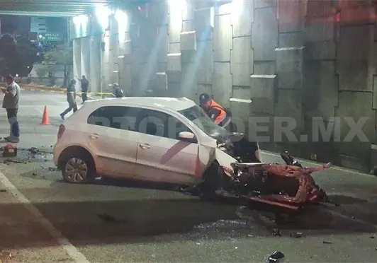 Queda prensada tras brutal choque en puente Queda prensada tras brutal choque en puente