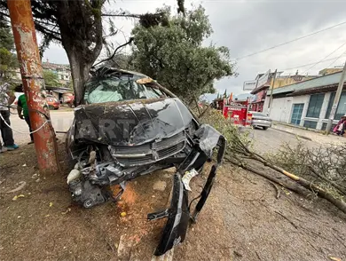 Vuelca en bulevar por exceso de velocidad