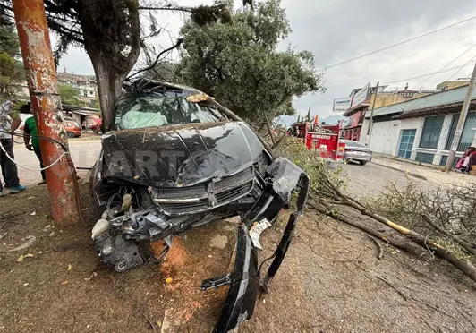 Vuelca en bulevar por exceso de velocidad Vuelca en bulevar por exceso de velocidad
