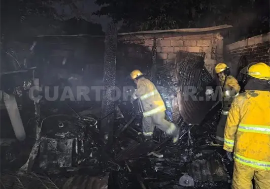 Vivienda arde en llamas y mascota muere calcinada Vivienda arde en llamas y mascota muere calcinada