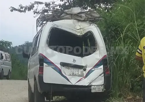 Se va de reversa y termina volcando