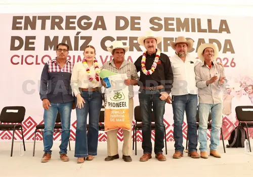 Valeria Rosales entrega bolsas de semilla certificadas
