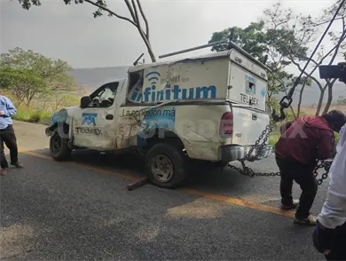 Se precipita camioneta a profundo barranco