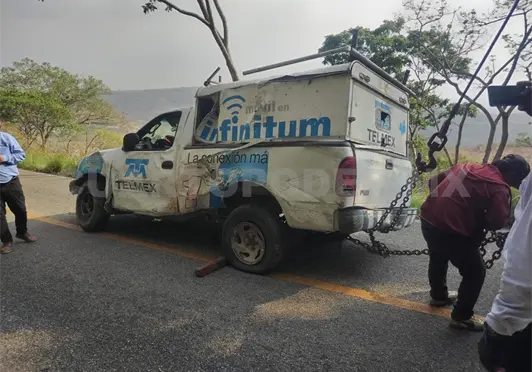 Se precipita camioneta a profundo barranco