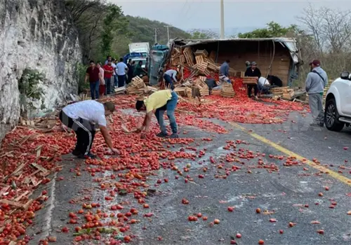 Vuelca camión tomatero en tramo sinuoso Vuelca camión tomatero en tramo sinuoso