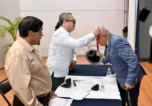 Reconocen a docentes con  m&aacute;s de 25 a&ntilde;os de servicio