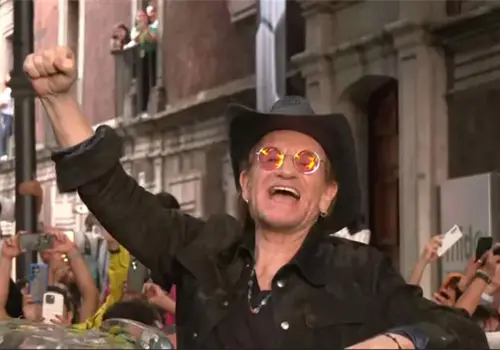 U2 visita el Sal&oacute;n Los &Aacute;ngeles
