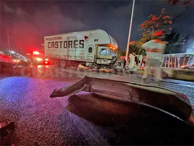 Auto y camión colisionan por una falla mecánica Auto y camión colisionan por una falla mecánica