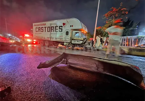 Auto y camión colisionan por una falla mecánica Auto y camión colisionan por una falla mecánica