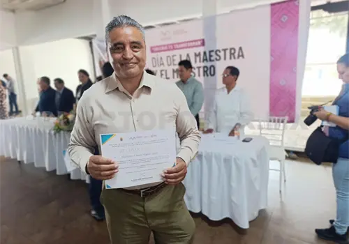 Entregan diplomas a maestros por 30 a&ntilde;os de servicio