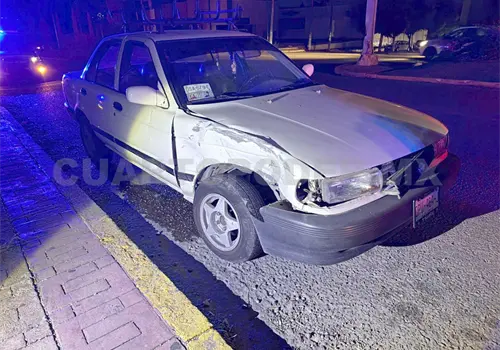 Se estrellan por culpa de apag&oacute;n en bulevar