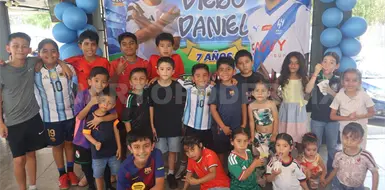 Gal&aacute;cticos de Diego protagonizan festejo