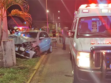 Se estampa autom&oacute;vil en torre; un lesionado