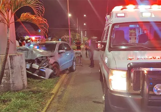 Se estampa autom&oacute;vil en torre; un lesionado