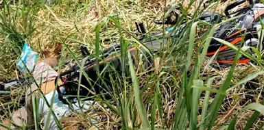 Muere motociclista al salirse en curva