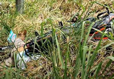 Muere motociclista al salirse en curva