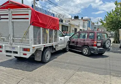 Colisionan par de veh&iacute;culos en el barrio de La Candelaria