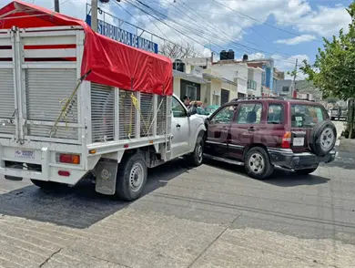 Colisionan par de veh&iacute;culos en el barrio de La Candelaria
